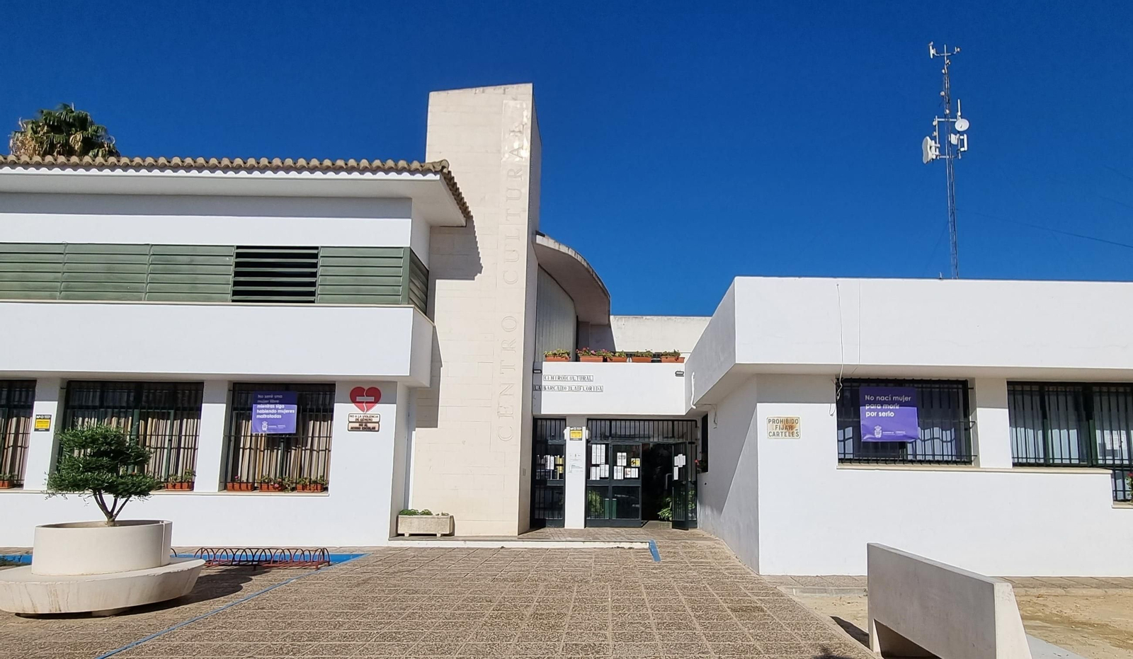 Imagen del centro cultural de La Barca de la Florida, ubicado en la plaza Frasquita Naranjo. Imagen del centro cultural de La Barca de la Florida, ubicado en la plaza Frasquita Naranjo.