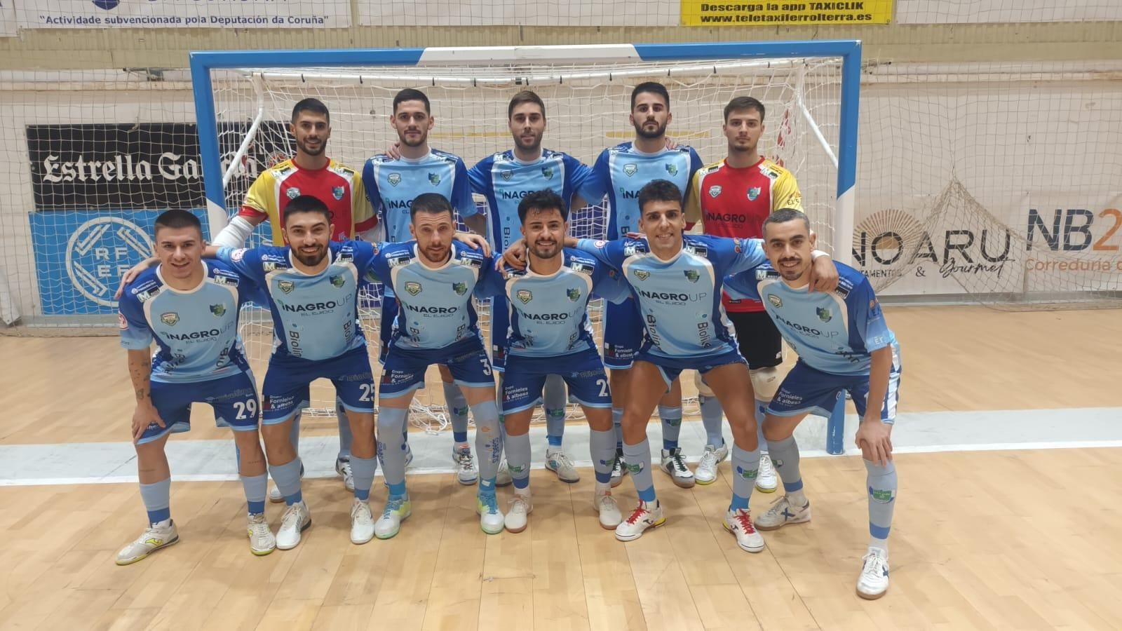 Los celestes posan delante de una de las porterías antes del comienzo del encuentro en tierras gallegas.