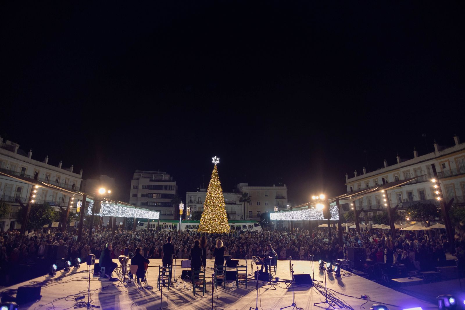 Doble sesión de zambombas navideñas en la plaza del Rey de San Fernando