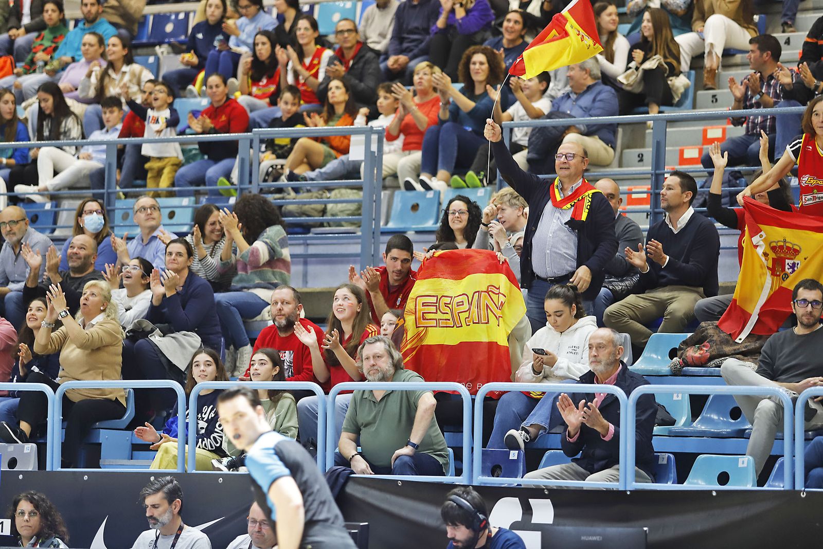 Ambiente en las gradas en el partido de la selección Española femenina de baloncesto contra Islnadia