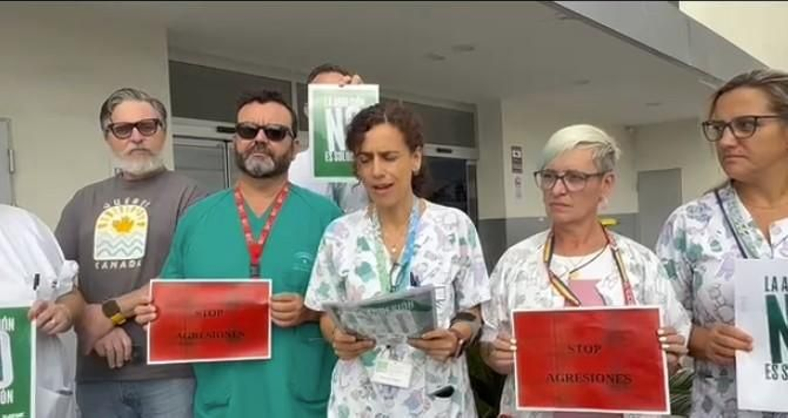 Concentración en el Hospital de Jerez para reclamar protección al personal sanitario.