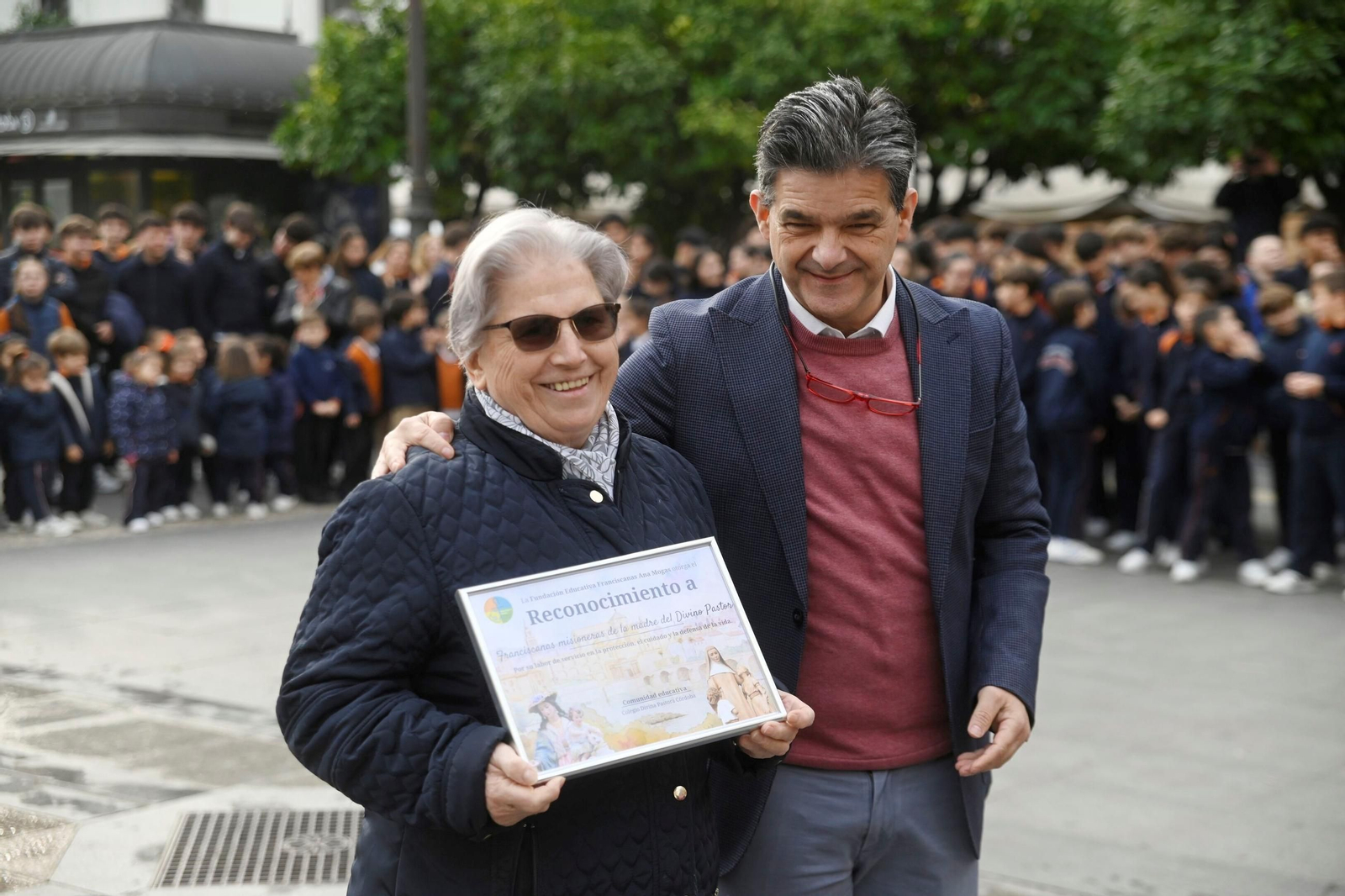 El reconocimiento del colegio Divina Pastora a los colectivos que protegen a los demás, en imágenes