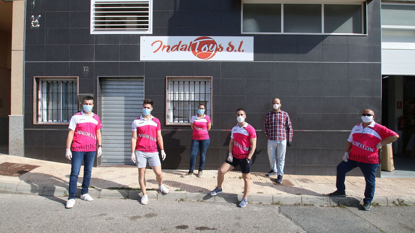 Parte del equipo delante del almacén y sede en Vícar