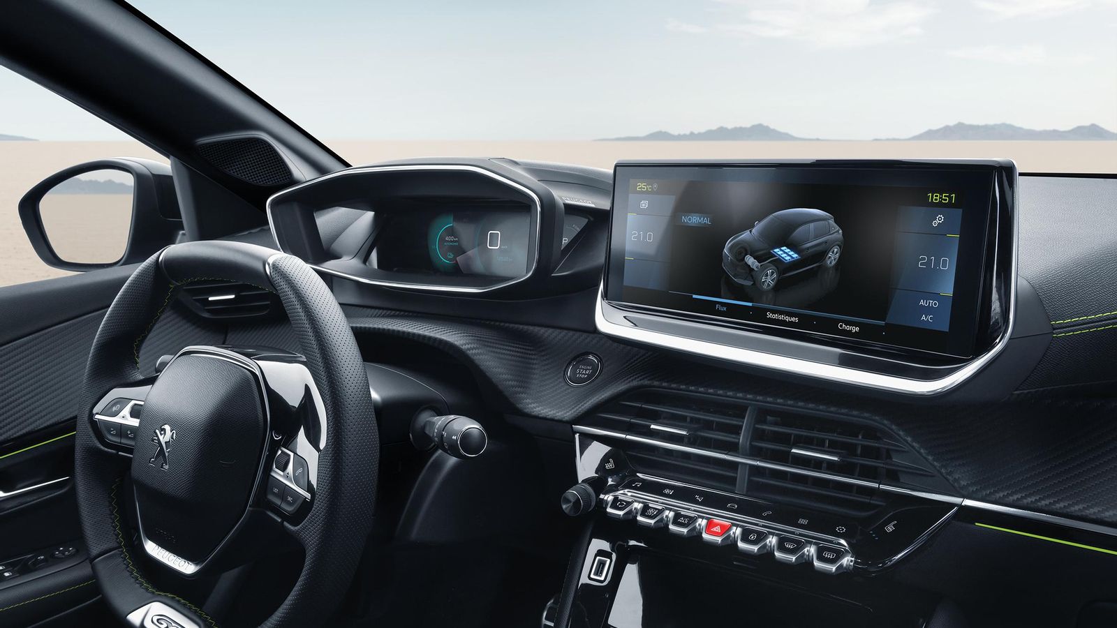 No se producen cambios estéticos o de equipamiento en el e-208, que mantiene su puesto de conducción caracterizado por el i-Cockpit en el que la instrumentación está por encima de un volante de pequeño diámetro.