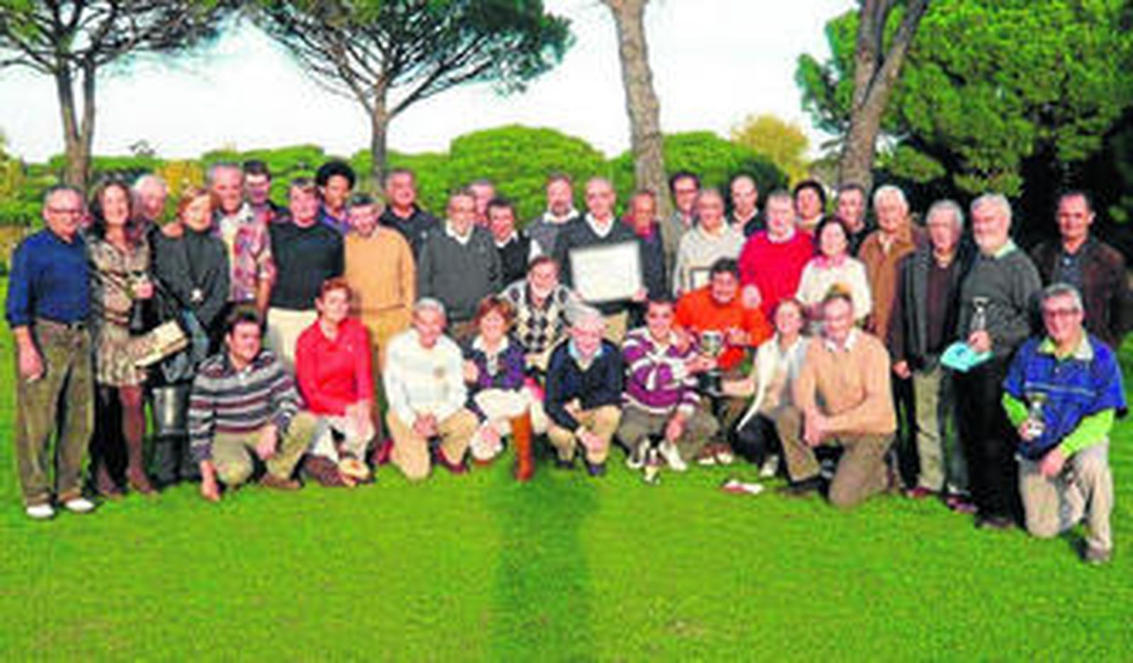 Foto del grupo con los equipos representativos del Bellavista Huelva Golf Club y de Corta Atalaya.