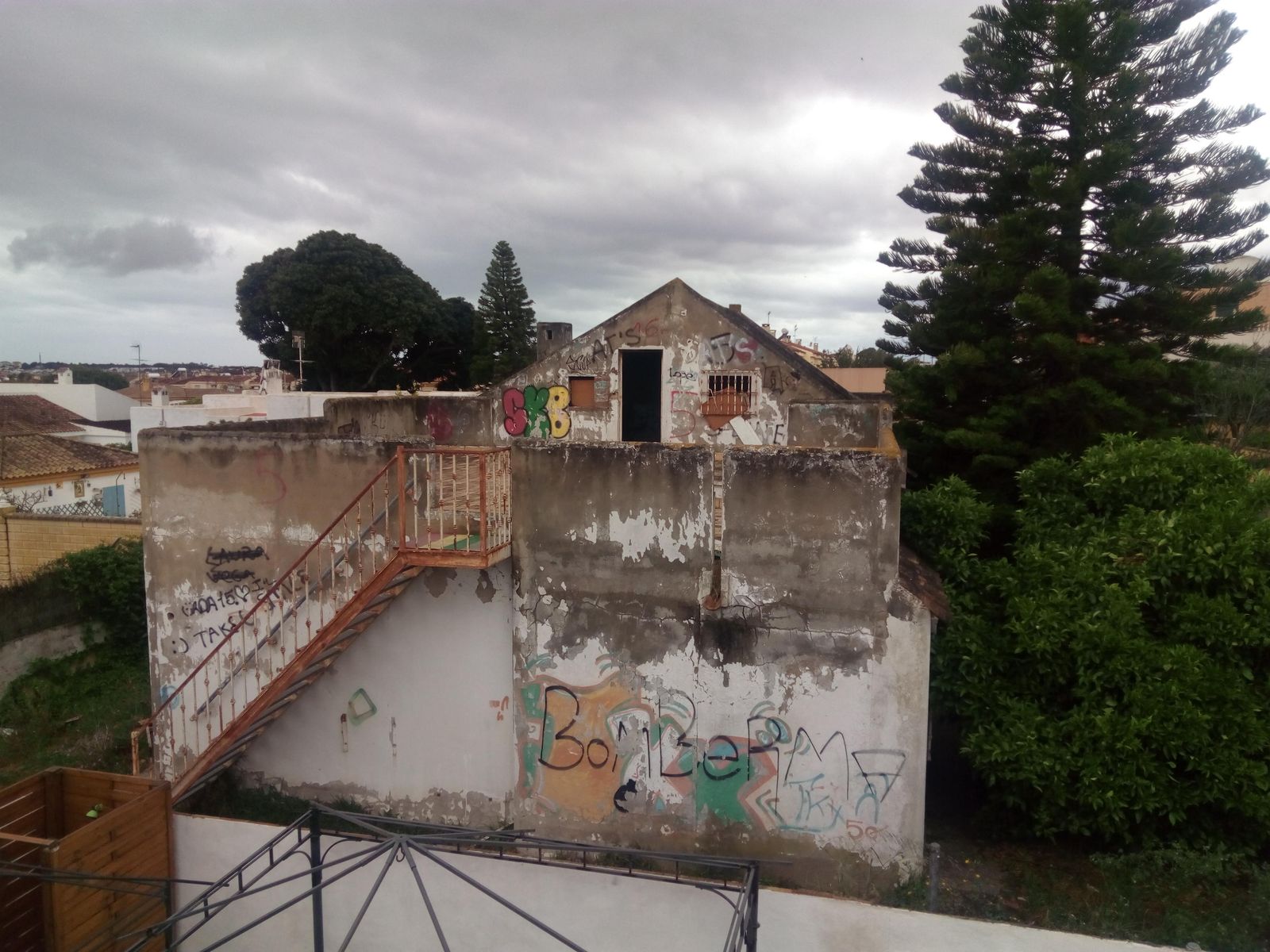 Una vista general de la casa abandonada, que presenta un estado deplorable.