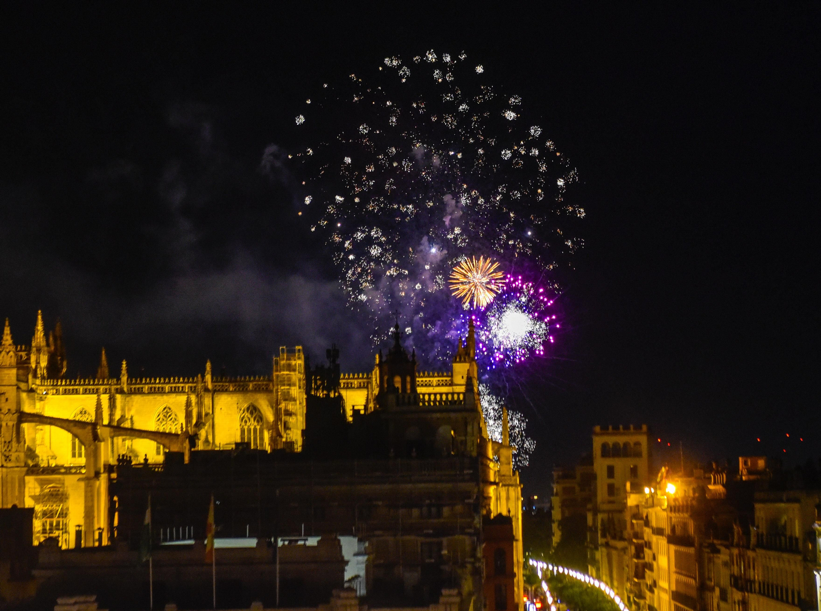 Las imágenes de los fuegos artificiales de la Feria de Sevilla 2024