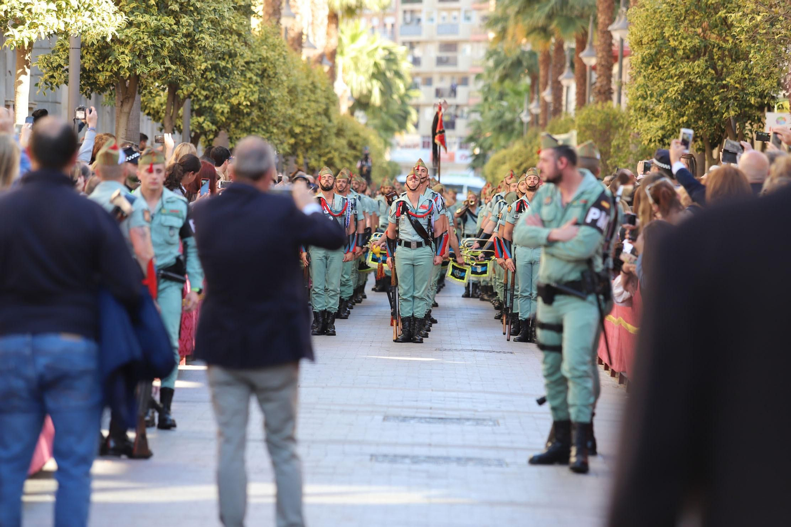 Ambiente  para recibir a la Legión en las calles de Huelva