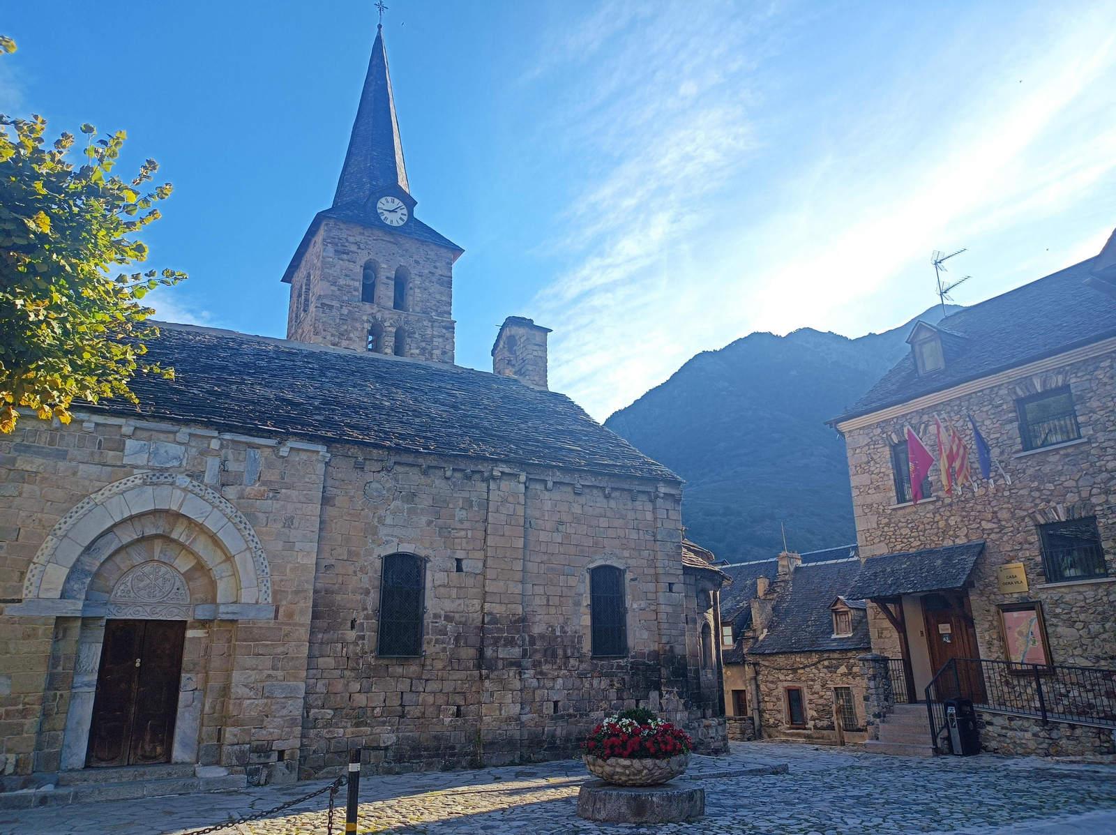 Plaza de la Iglesia de Bossòst, con el Ayuntamiento y la Iglesia de Nuestra Señora de la Purificación