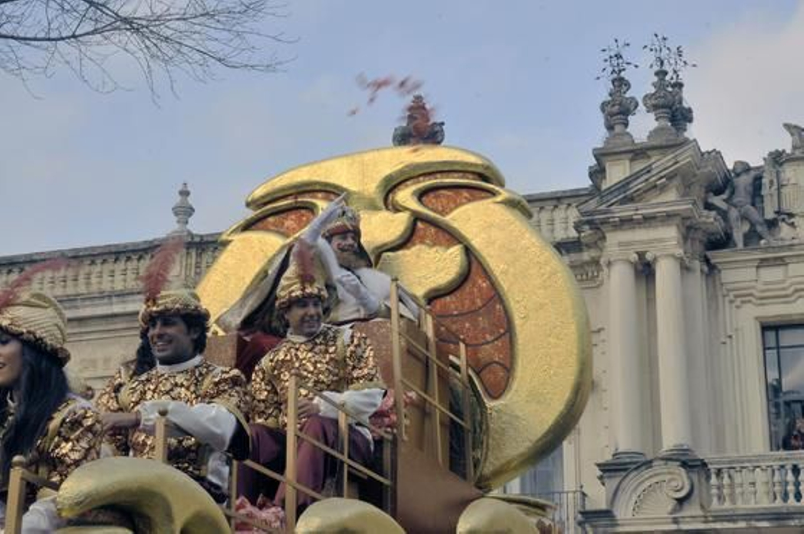 El rey Gaspar lanza caramelos desde su carroza durante la salida de la Cabalgata desde el Rectorado de la Universidad de Sevilla.

Foto: Juan Carlos Vázquez
