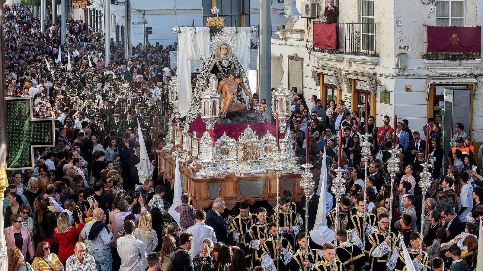 La hermandad de la Caridad recorre la calle Real tras salir de la iglesia de San Francisco.