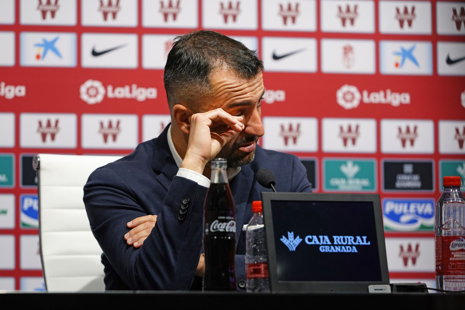 Diego Martínez, emocionado en su última rueda de prensa como entrenador del Granada CF.