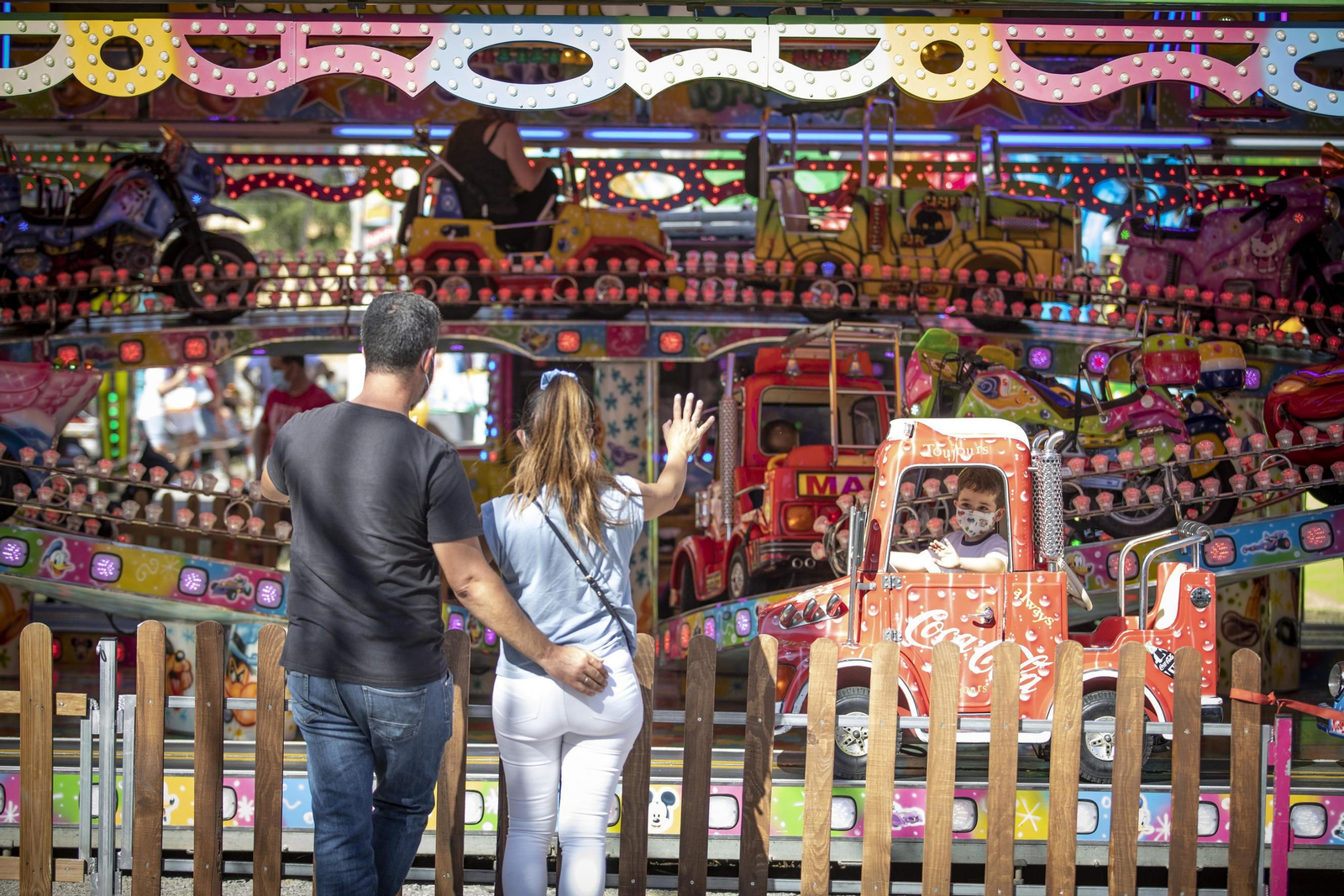 Fotos: el ferial de Granada cobra vida con los columpios