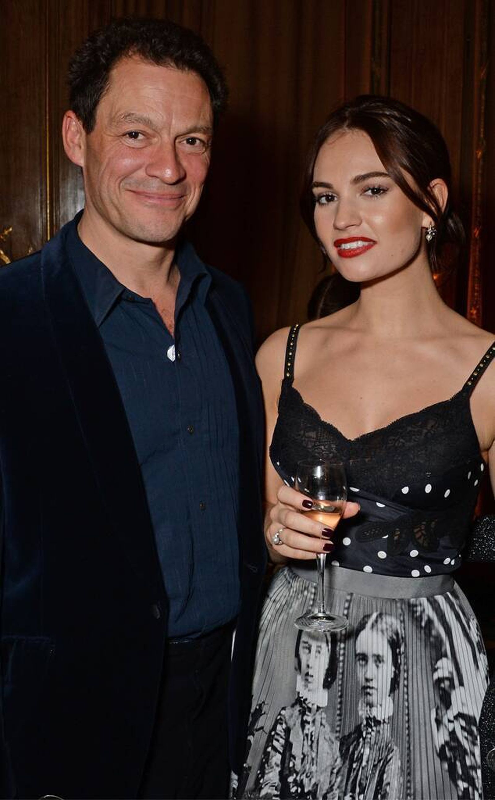 Los actores Dominic West y Lily James, juntos en un estreno.