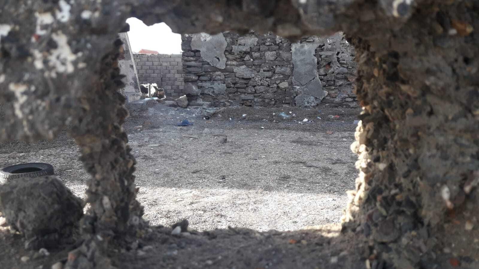 Restos de basura en el interior del recinto