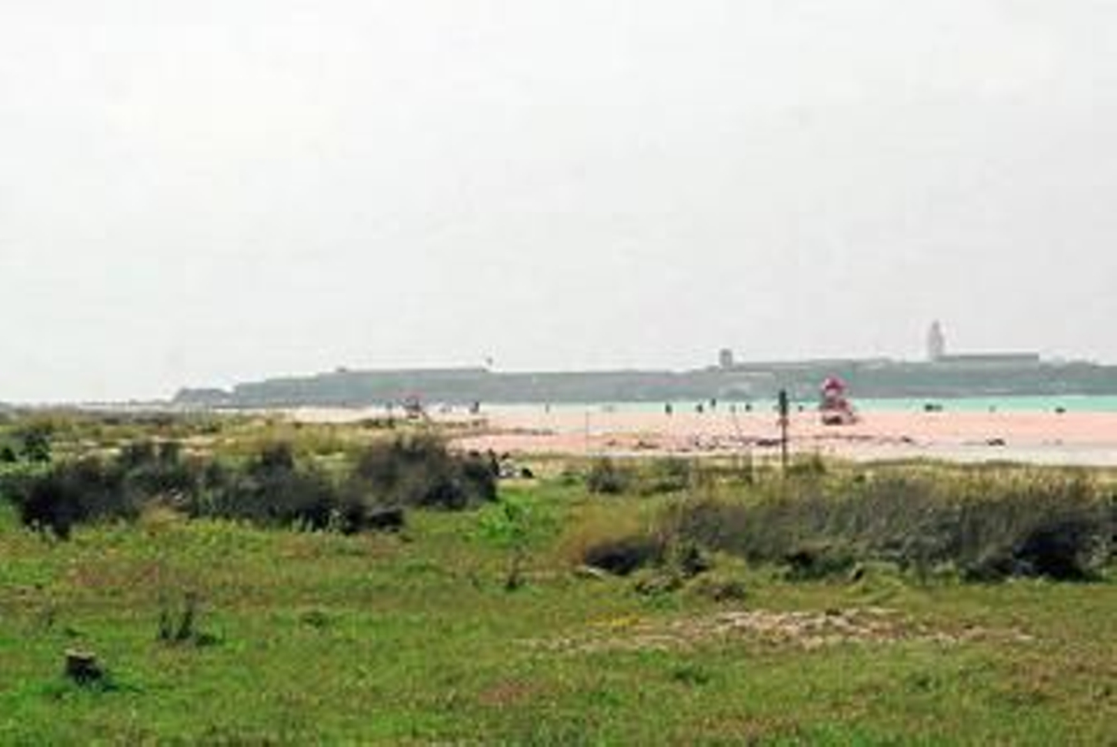 Vista general de la playa de Los Lances, en Tarifa, afectada por el emisario.