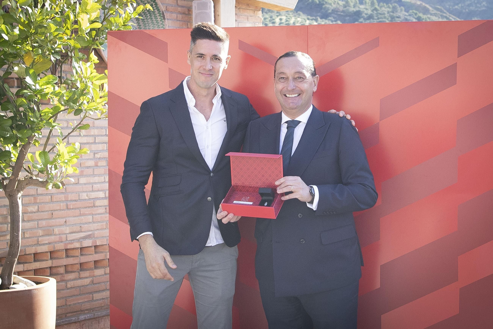 La entrega de insignias del Granada a sus abonados, en imágenes