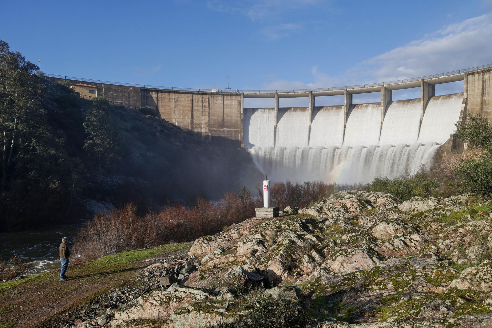 Las imágenes del desborde de la presa del pantano de Melonares