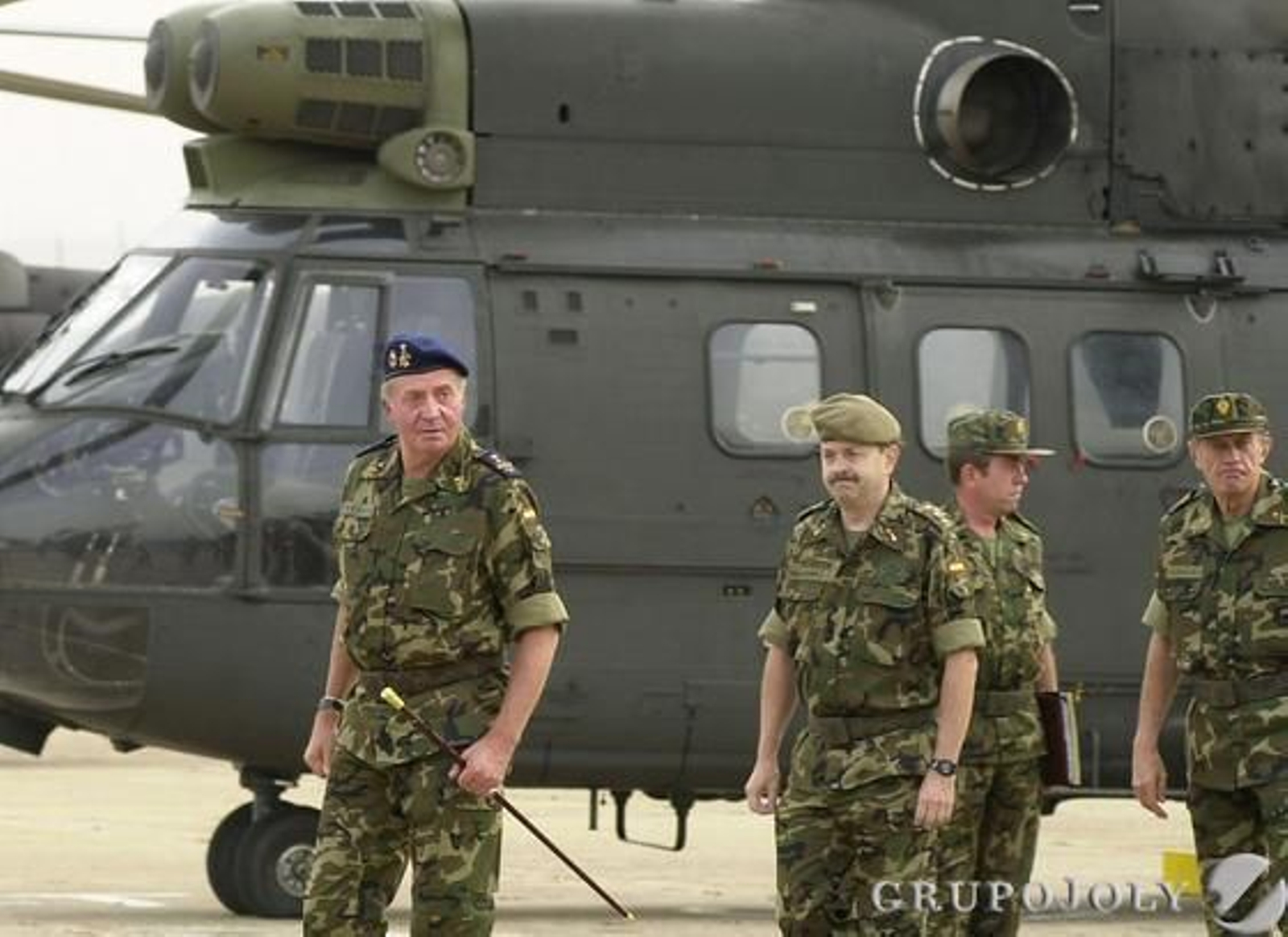 Visita al Copero. Don Juan Carlos visitó Sevilla en varias ocasiones para actos militares. La fotografía es del año 2002, de una visita a la base del Copero. Dos años más tarde vendría a la fábrica Santa Bárbara, de Alcalá de Guadaíra, para presidir la entrega de los carros de combate Leopard.

Foto: D.S.