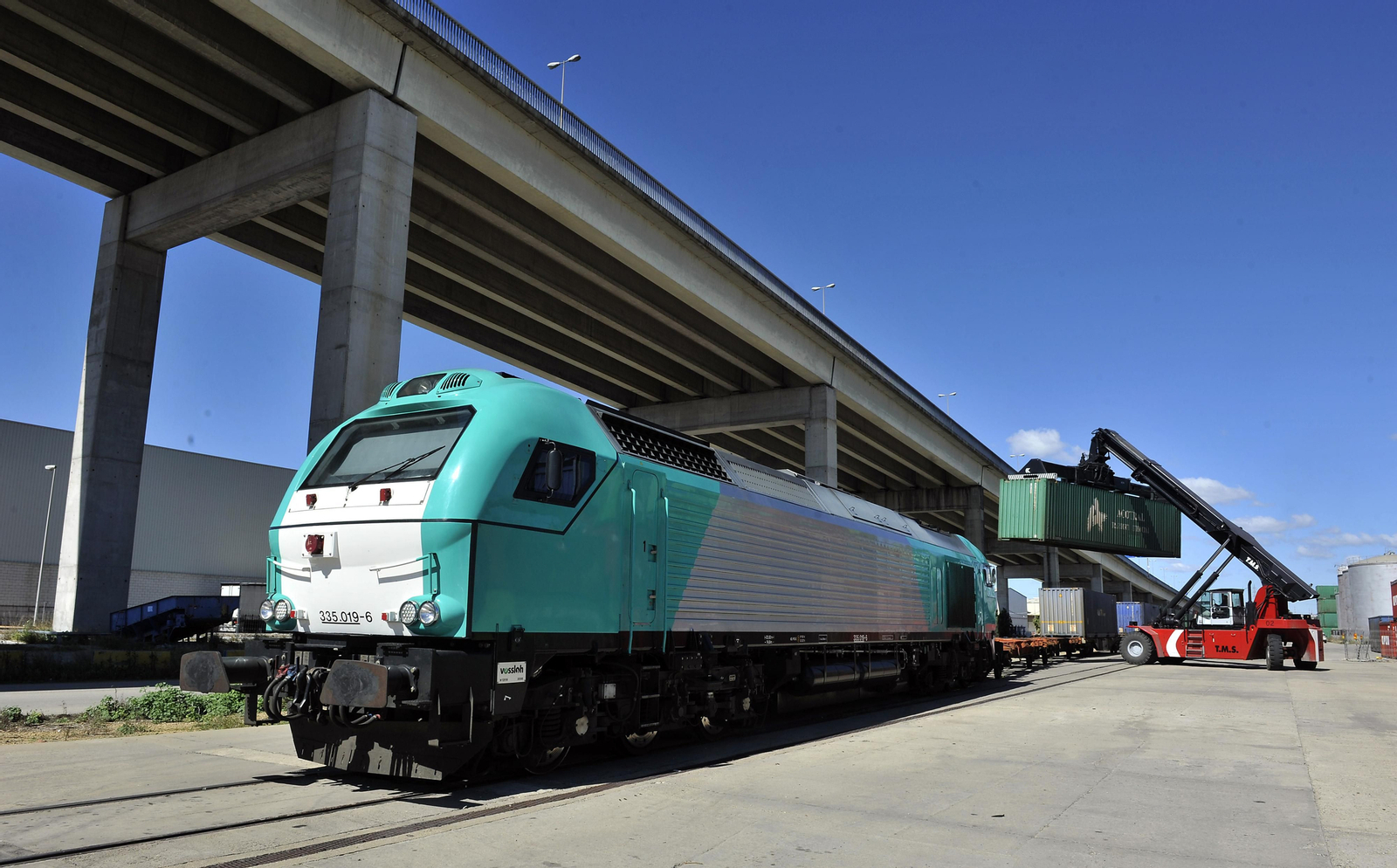 Carga de contenedores en uno de los trenes de mercancías del Puerto de Sevilla.
