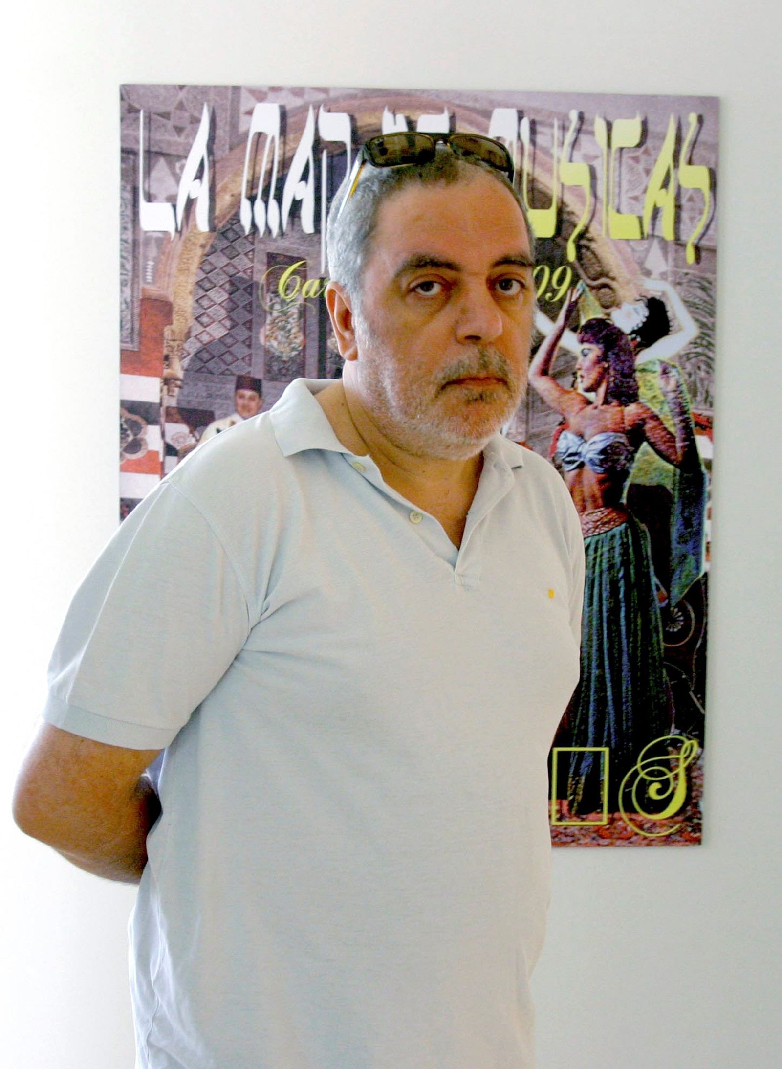 Ceesepe ante una de sus obras.