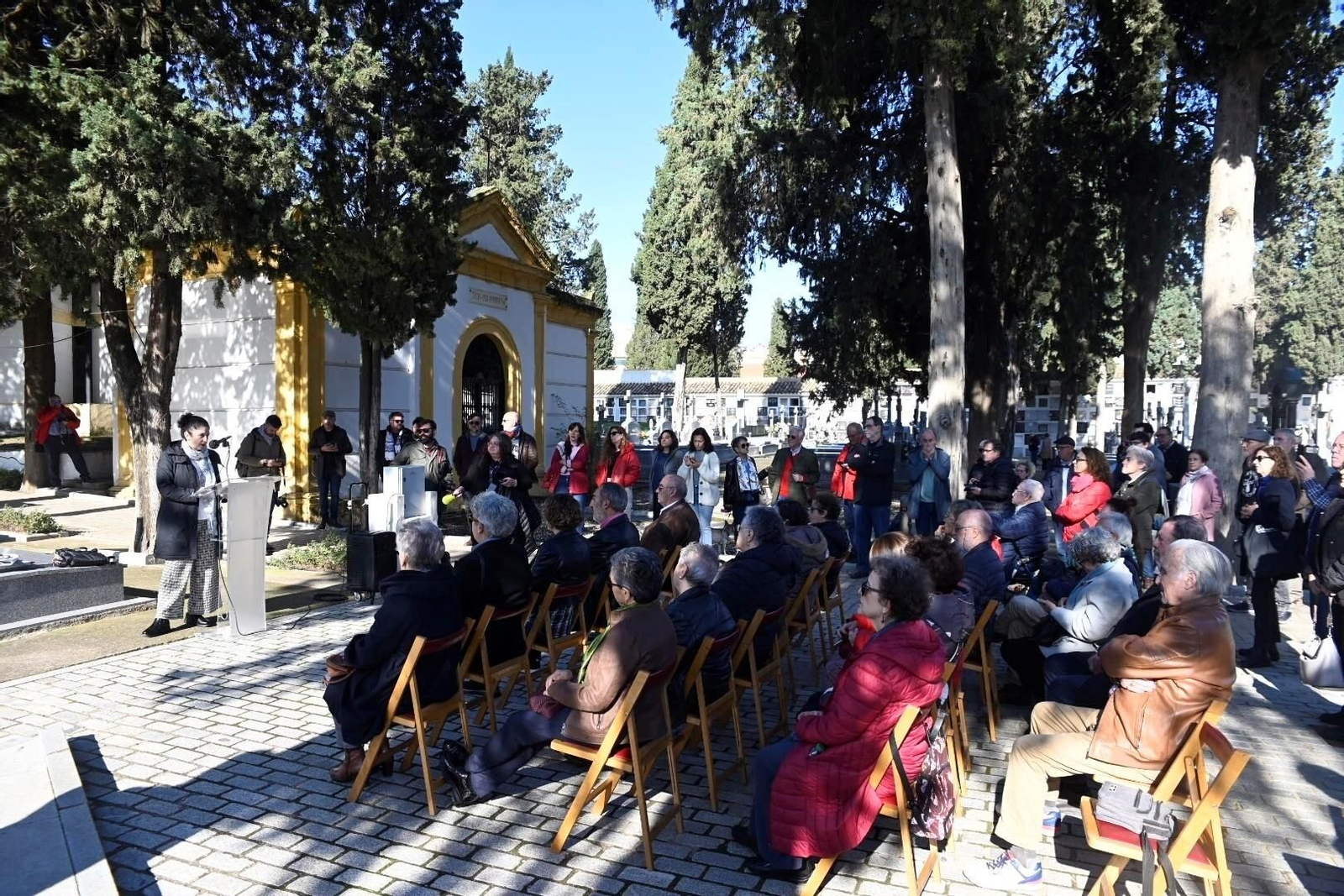 La plataforma Comisión de la Verdad recuerda a las víctimas del franquismo con un acto en el cementerio de la Salud, en imágenes