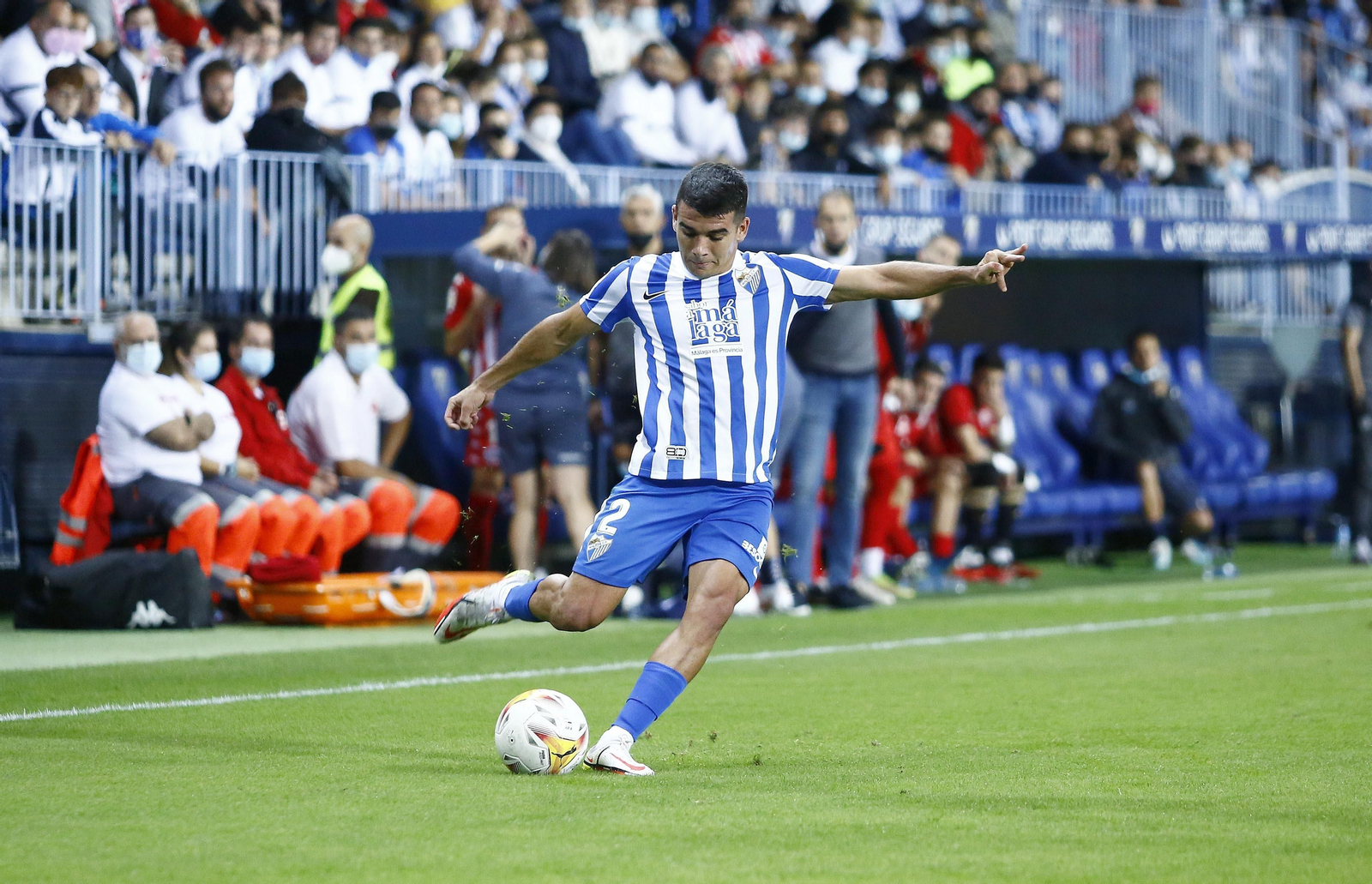 Víctor Gómez da un pase. Víctor Gómez da un pase.