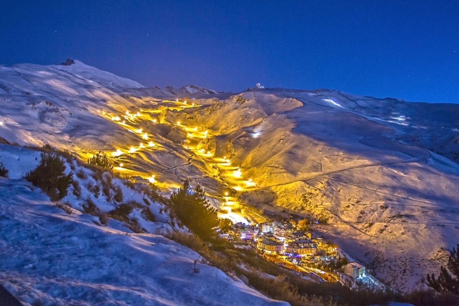 La iluminación nocturna de las pistas de Sierra Nevada se puso para los Mundiales