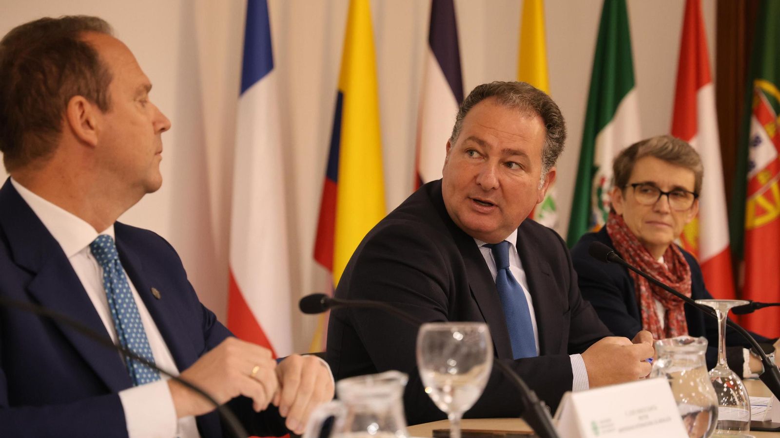 El presidente de la Diputación provincial de Huelva, David Toscano, entre José Ignacio García y Mª de la O Barroso.