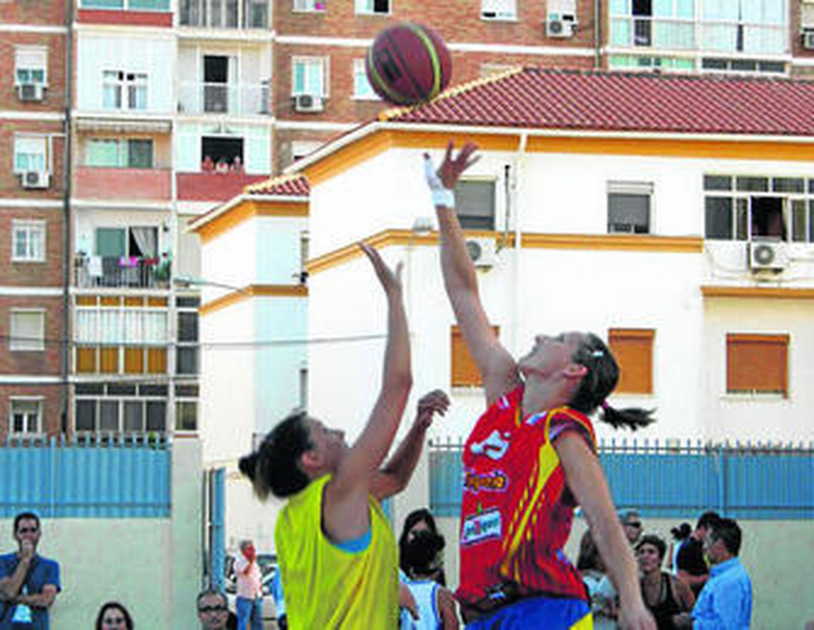 Salto inicial en la final de la I Liga Femenina de Baloncesto