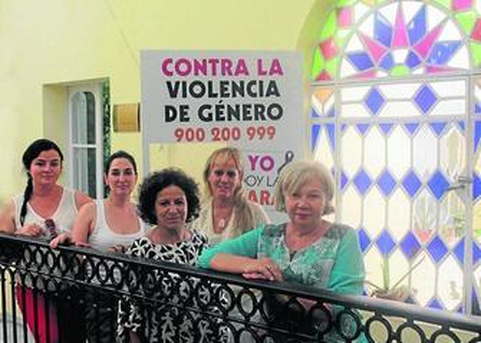 Concha Begines, Paola Fernández y Carolina Casanova, junto con dos compañeras del IAM de Sevilla.