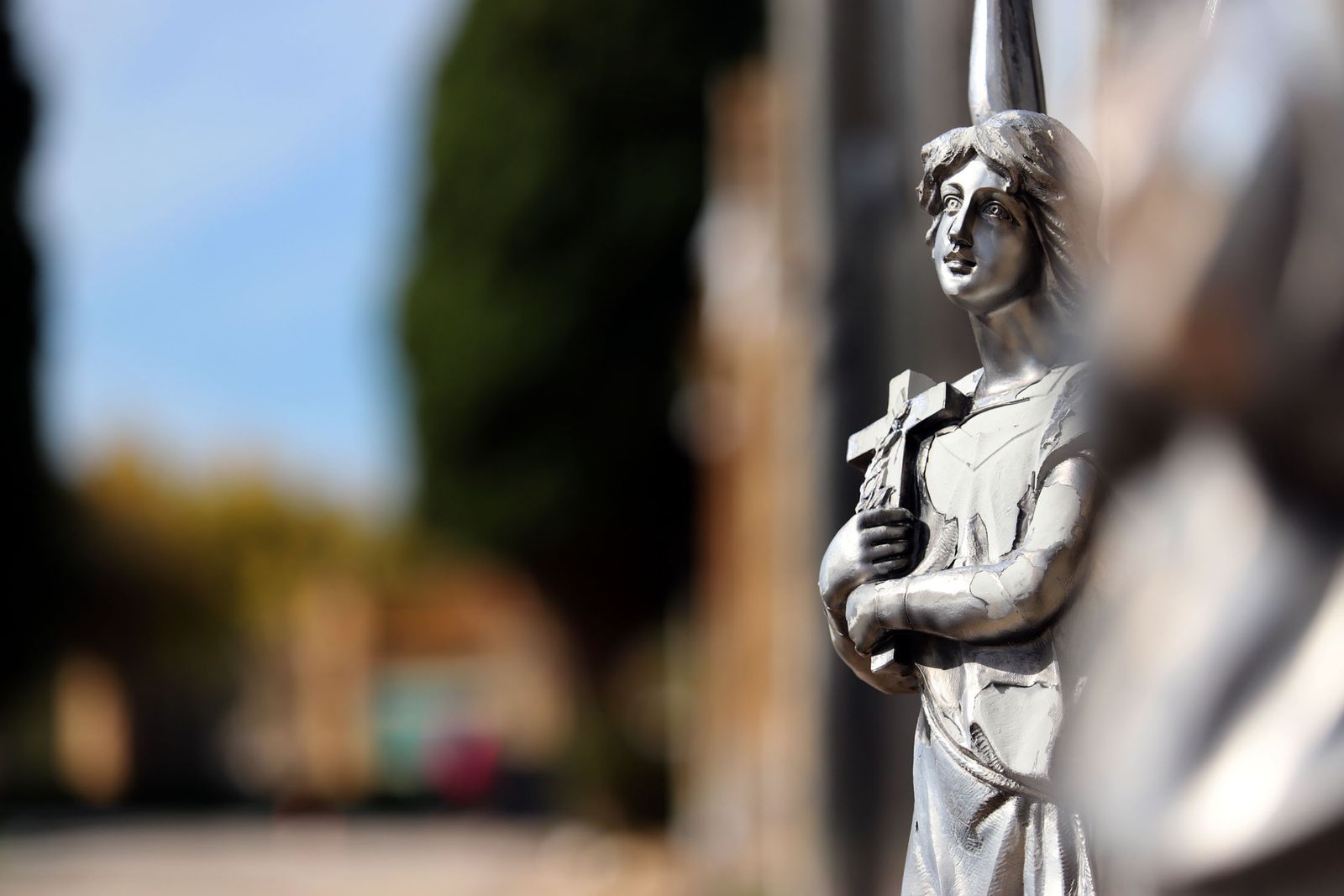 Imágenes de los preparativos en el cementerio de Huelva con motivo de la festividad de Todos los Santos