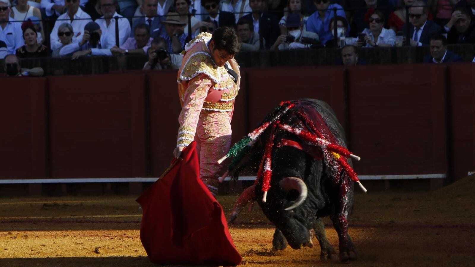 Cayetano con el segundo toro de la tarde.
