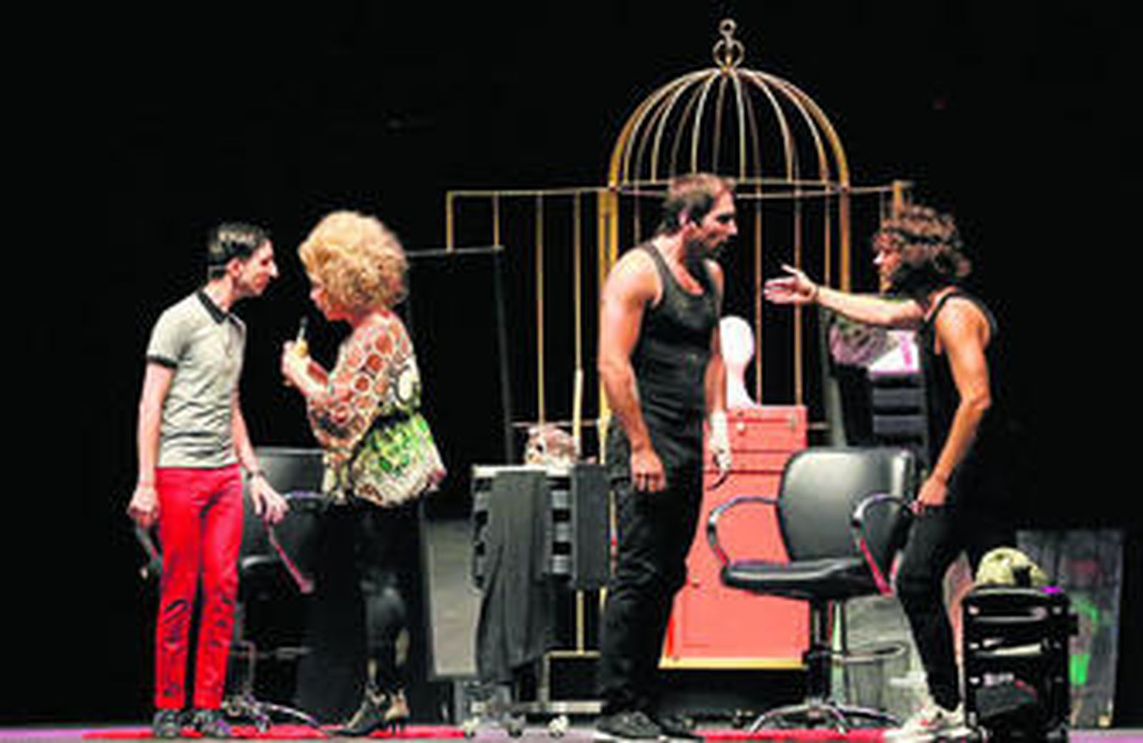 La peluquería 'Corte Cabeza' en la que transcurre este divertido y caótico secuestro alberga horripilantes secretos en las paredes de su sótano.