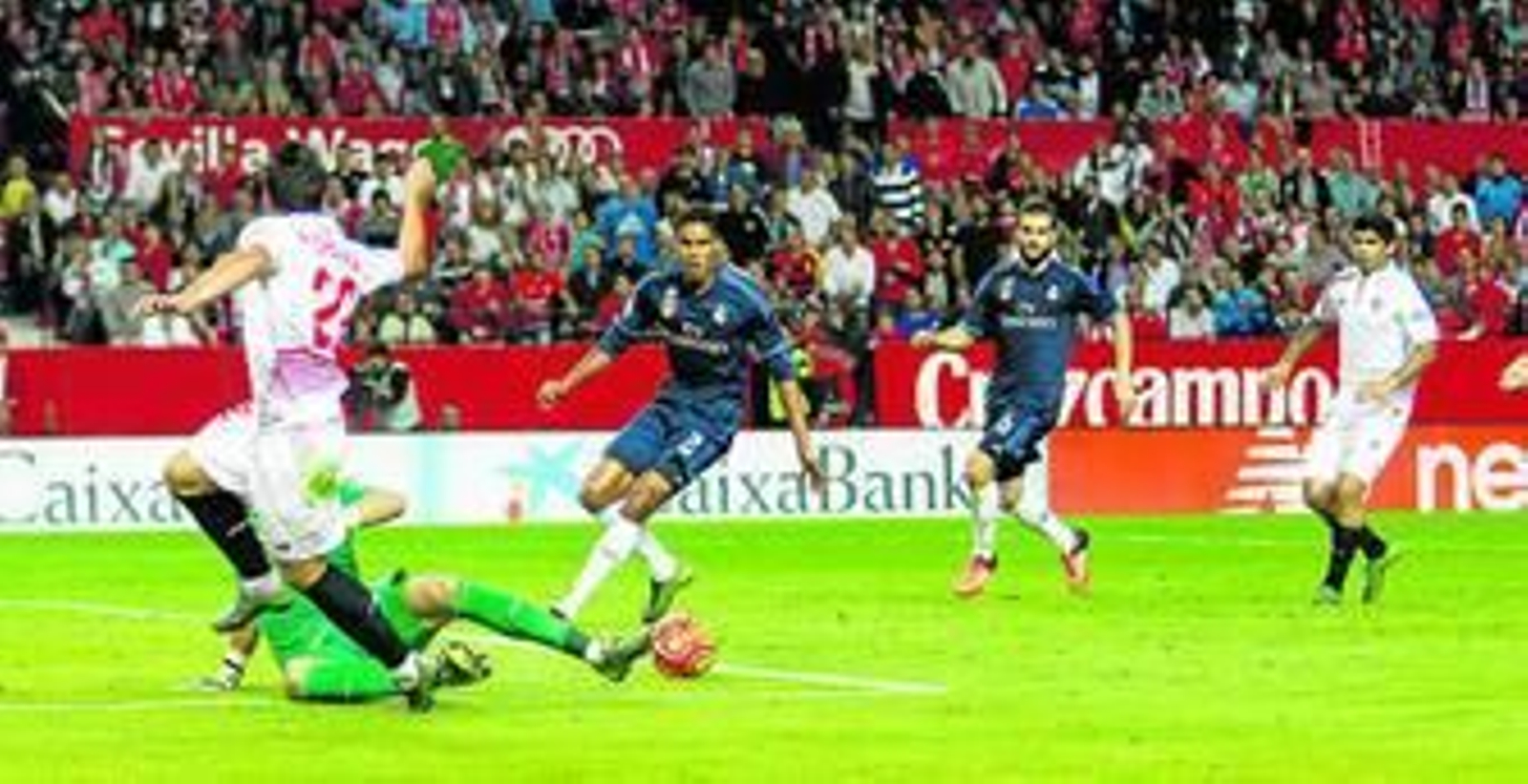 Konoplyanka culmina su fantástica jugada con un pase atrás que luego aprovecharía Banega para hacer el 2-1.