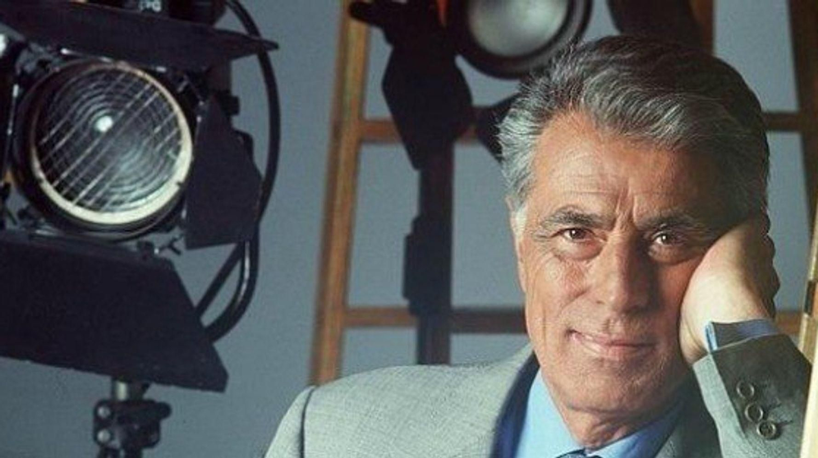 Jesús Hermida en un posado para la Academia de TV, entidad que fundó