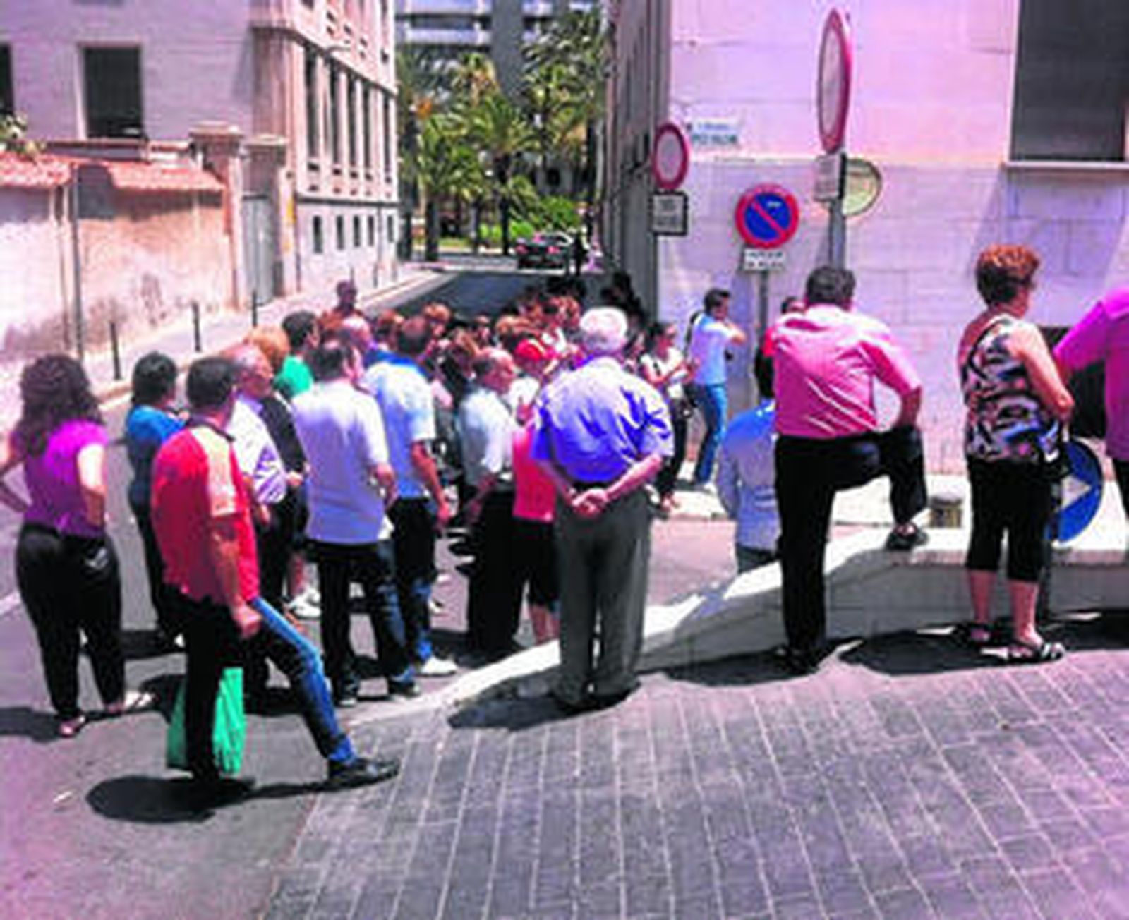 Familiares y amigos de Rosa Galera a la salida del juicio que se celebra en la Audiencia Provincial.