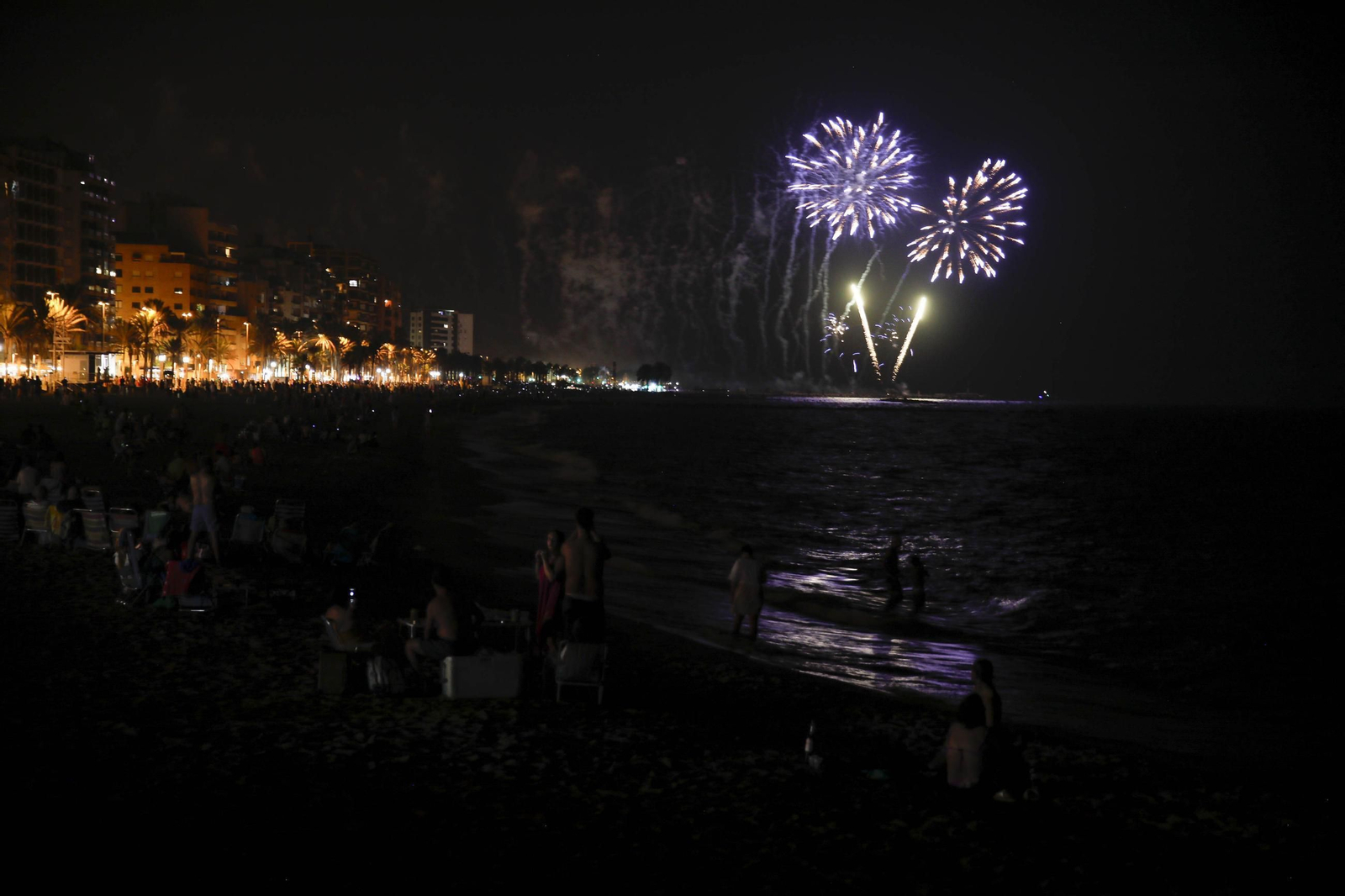 Las mejores imágenes de los fuegos artificiales de la feria de Almeria