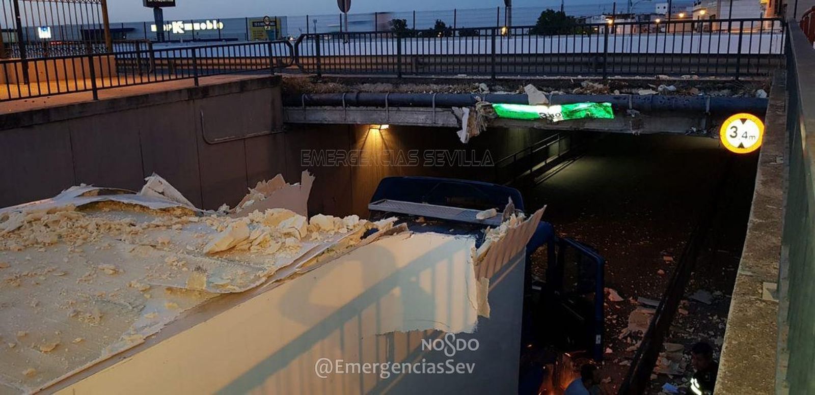 El remolque del camión tras chocar contra el túnel.