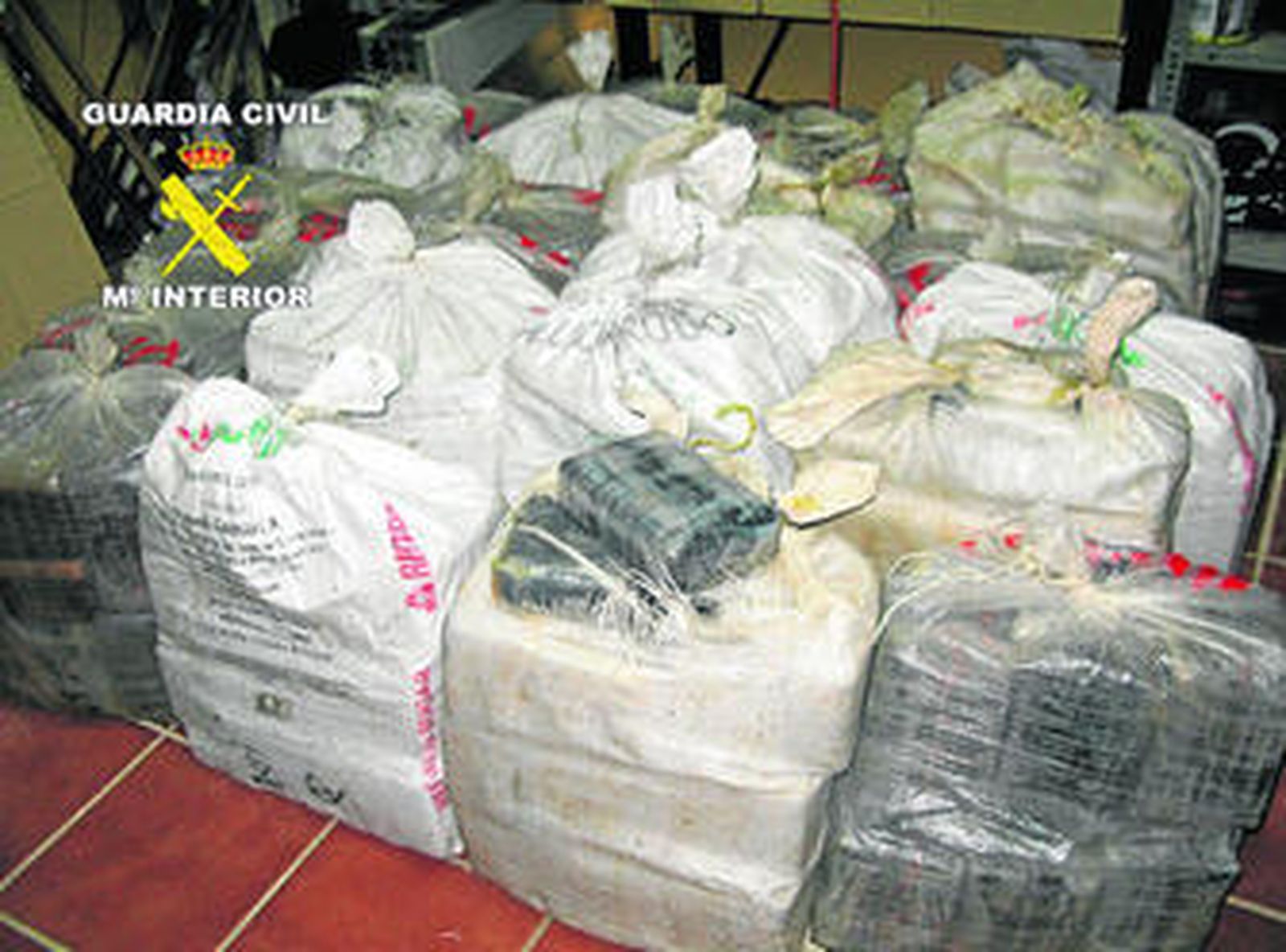 Imagen de los sacos de arpillera, con la cocaína en su interior, intervenidos por la Guardia Civil.