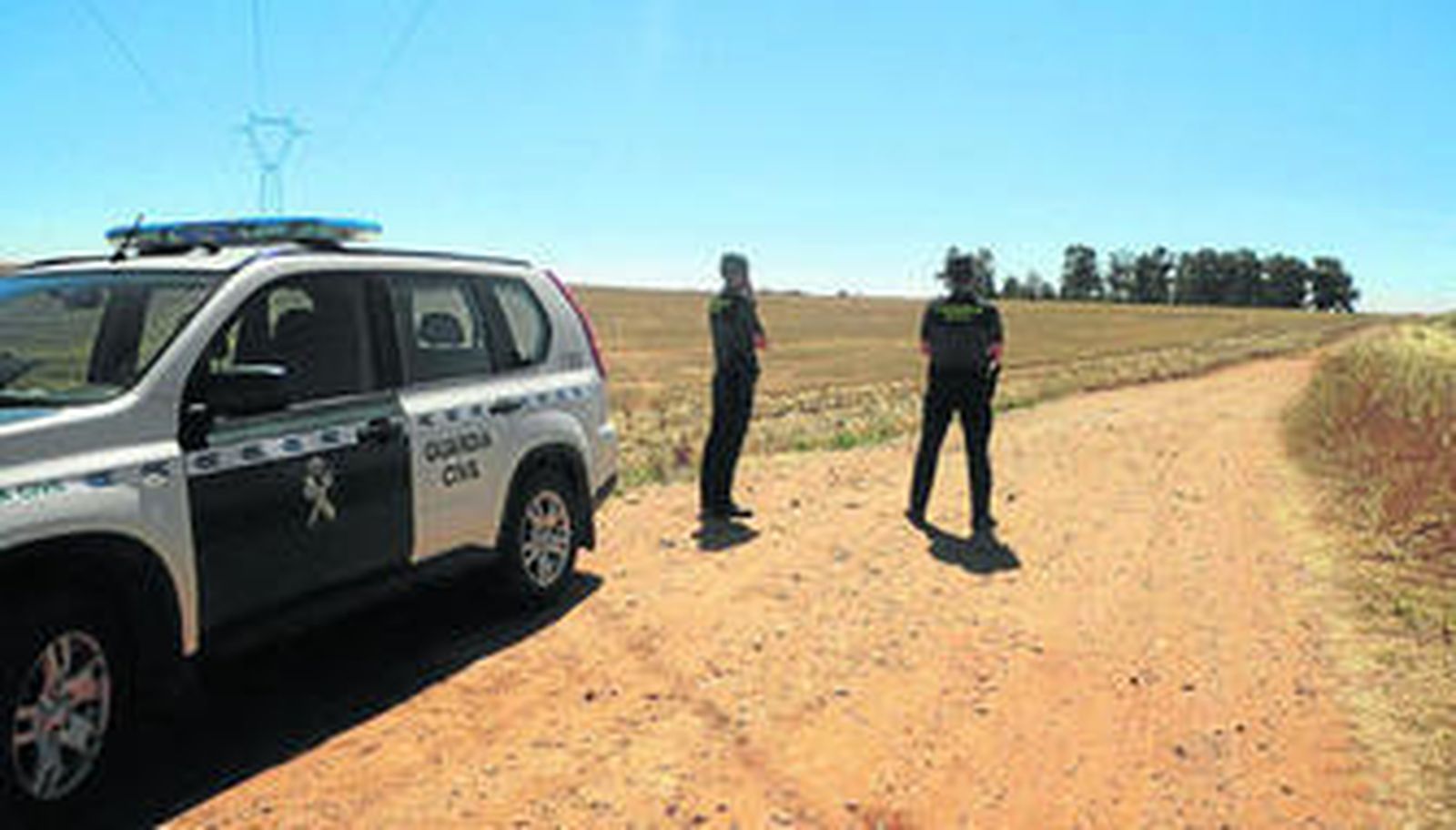 Una patrulla vigila el acceso a la finca de Somonte, propiedad del Instituto Andaluz de Reforma Agraria de la Junta.