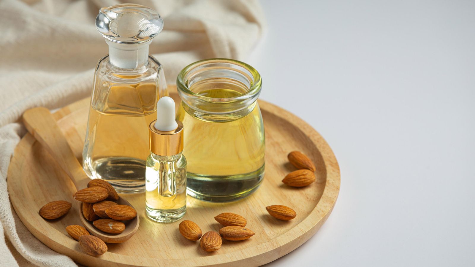 Aceite de almendras para evitar la caída de pestañas.
