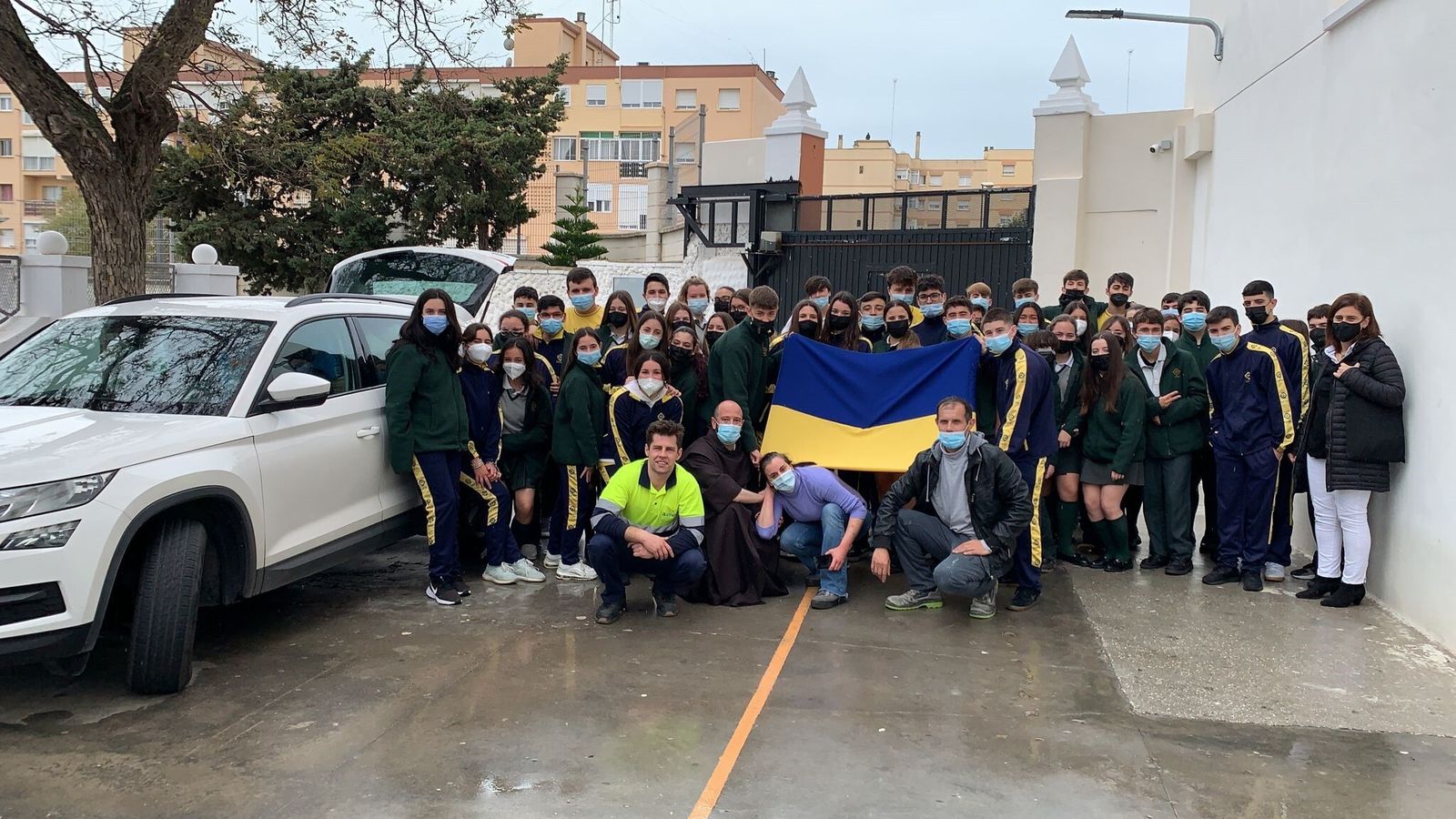 Alumnos del Liceo posan antes de enviar el material recogido para Ucrania.