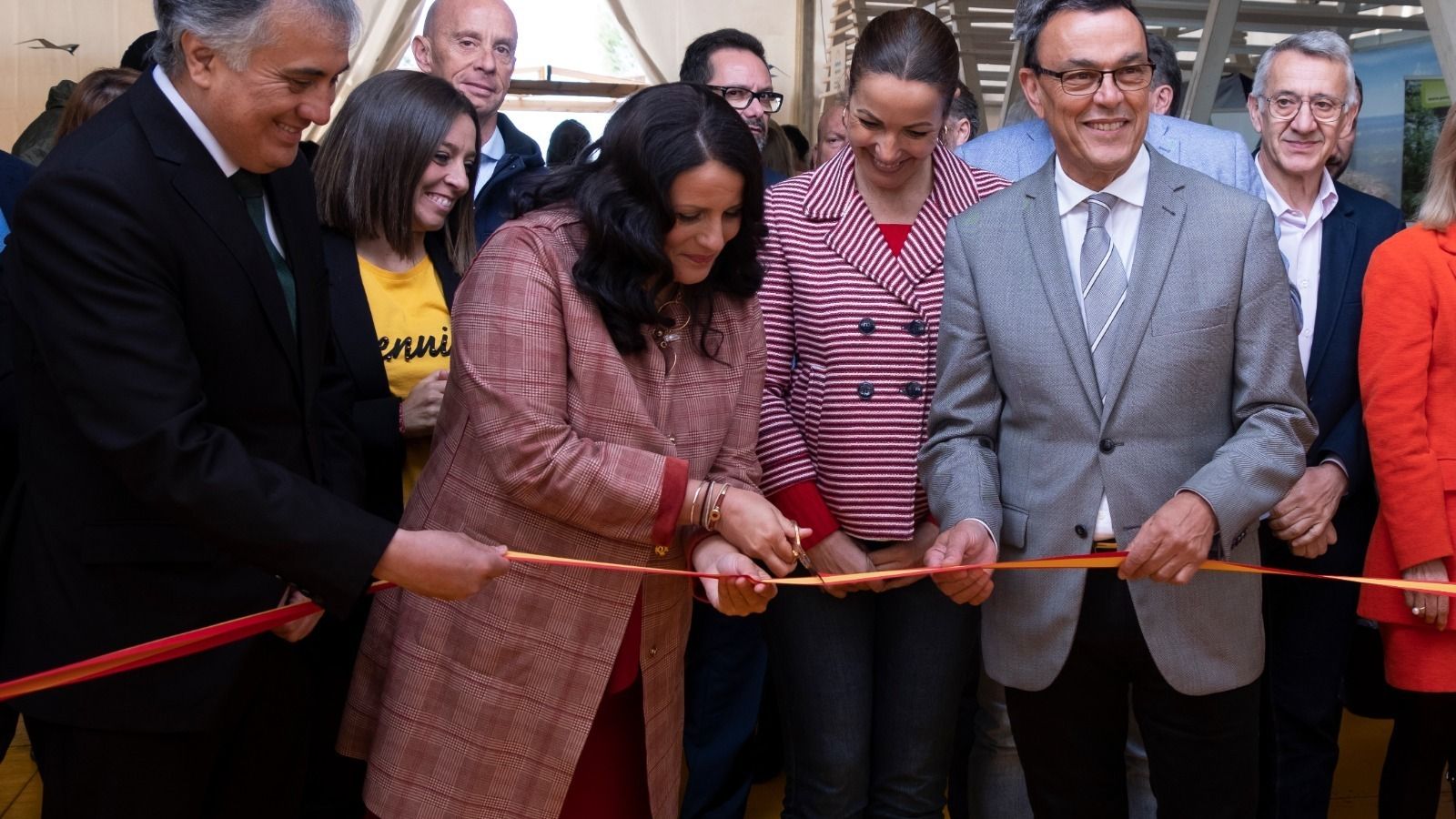 La alcaldesa de Almonte, Rocío Espinosa, corta la cinta.