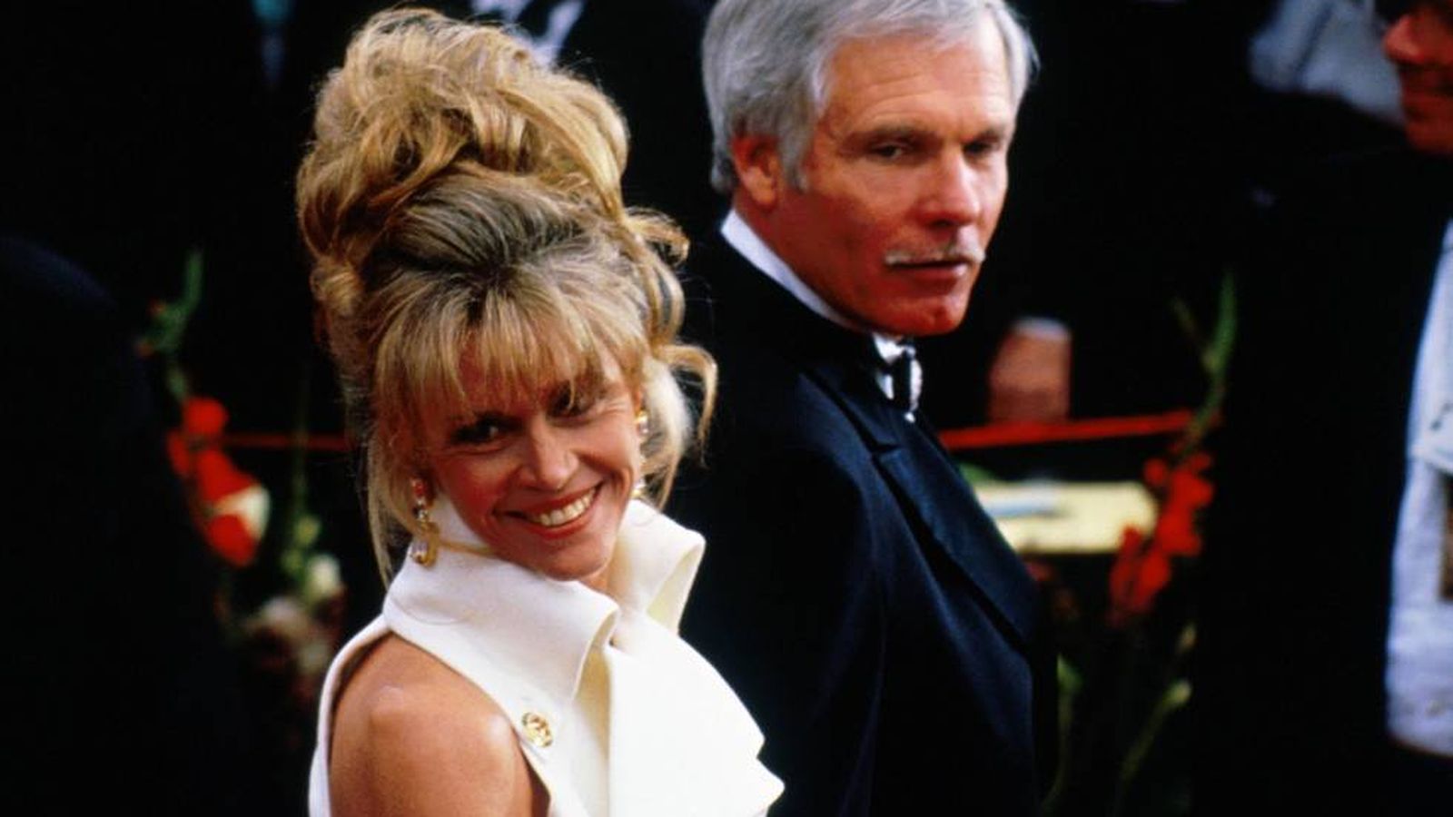 Con su tercer marido, Ted Turner, en una alfombra roja.