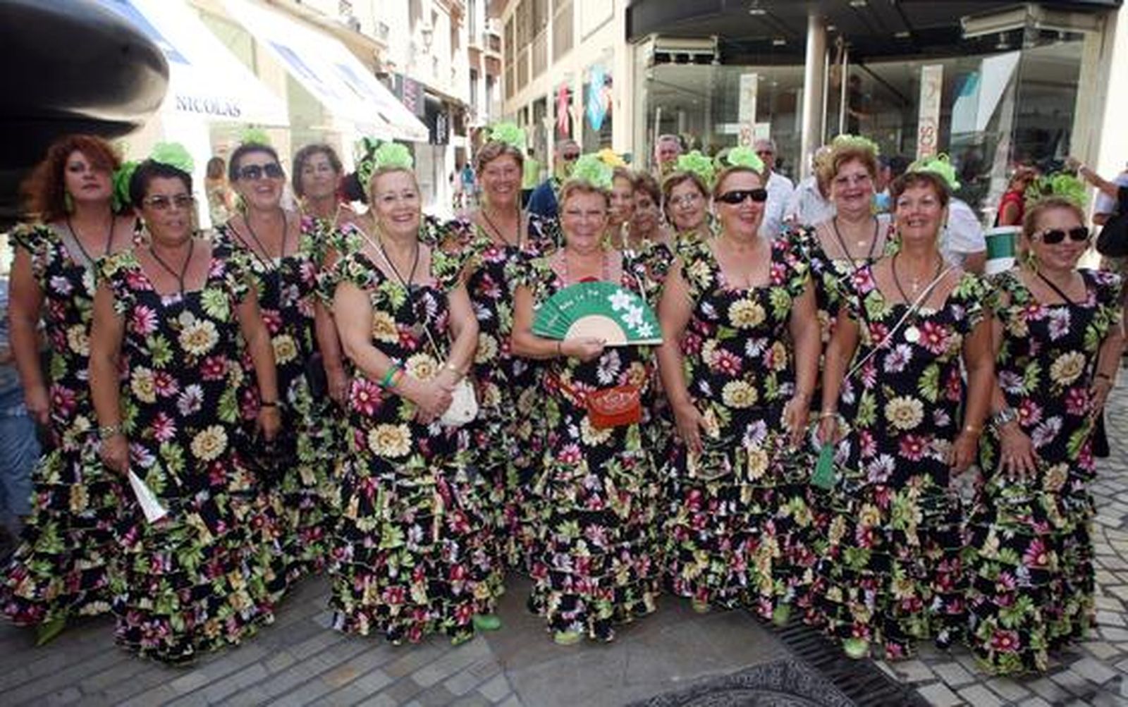 Las integrantes del coro rociero Peña La Paz posan mientras la gente les corea "guapas".

Foto: PUNTO PRESS