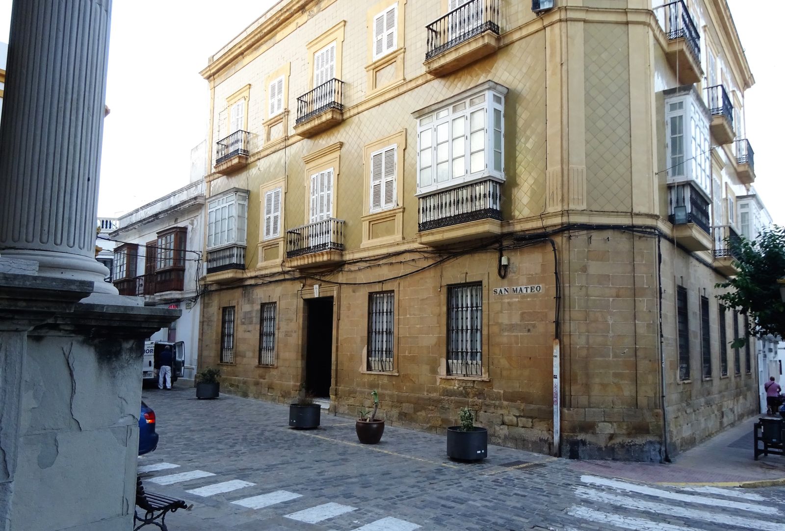 En esta esquina de la calle Privilegios con Sancho el Bravo estuvo la Casa Consistorial tarifeña hasta 1852. El actual edificio es de finales del siglo XIX.