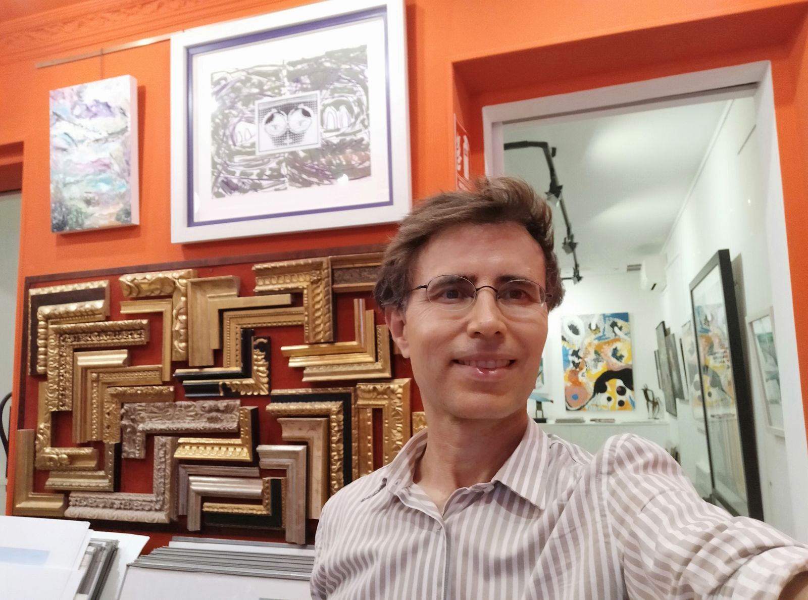 Emilio Fernández, gerente de galería Acanto rememora los 25 años que celebra este espacio de arte.