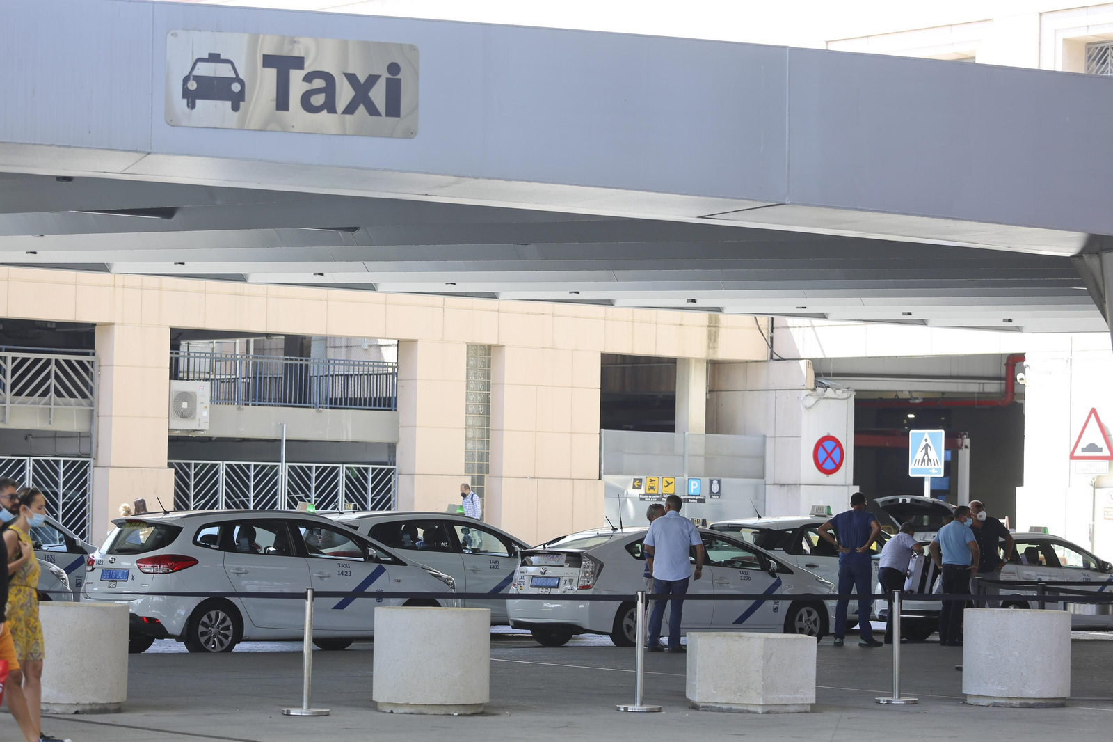 La llegada de los turistas al aeropuerto de Málaga, en fotos