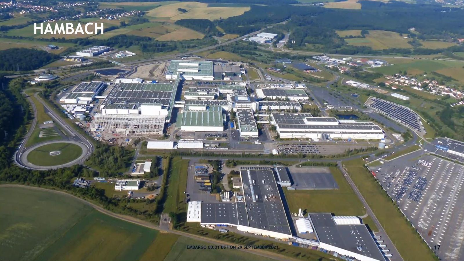 Hambach, tras su venta a Ineos por parte de Daimler, será la "casa" de estos TT, aunque hasta 2023 la marca británica seguirá produciendo fortwo EQ para Smart.